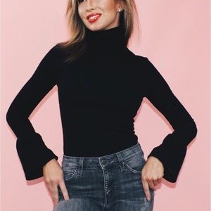 Ribbed turtle neck with bell sleeves